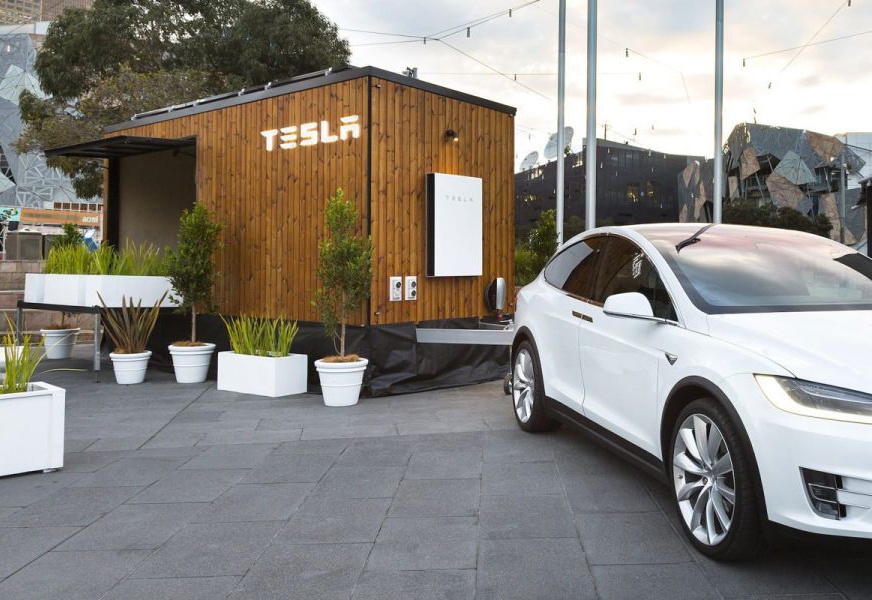 Tesla cria casa móvel abastecida a energia solar