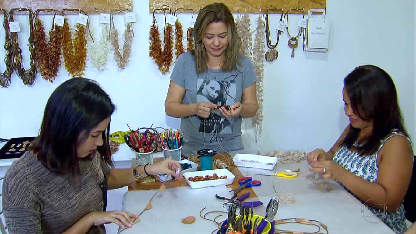 Empresária cria moda de alto padrão com plástico reciclado de garrafas PET