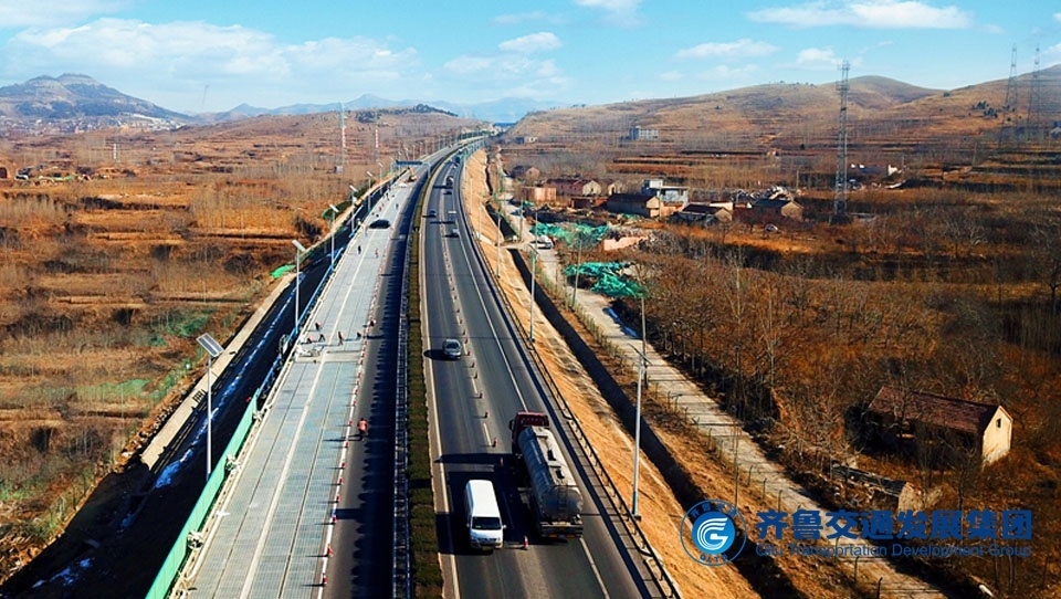 Rodovia que gera energia solar é inaugurada na China