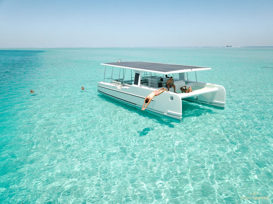 Catamarã elétrico movido a energia solar é lançado em Bora Bora