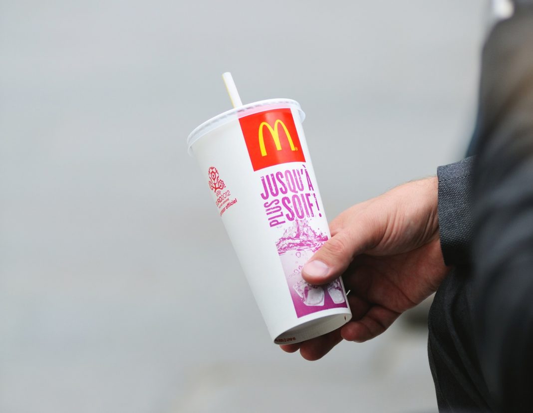 McDonald’s quer eliminar canudinho plástico de suas lojas